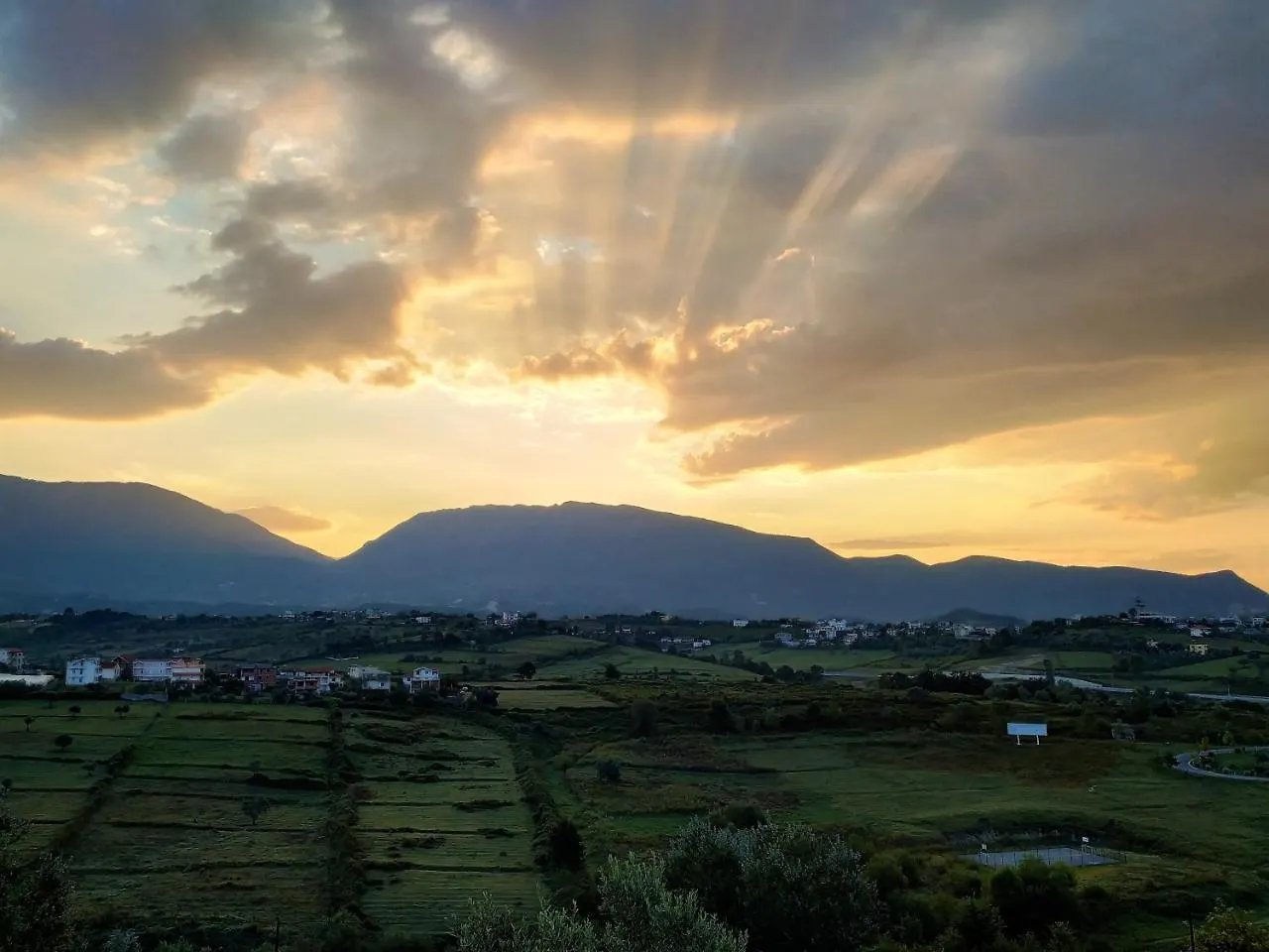 Hotel Viktoria Tirana Mjull-Bathore 3*,  Albania